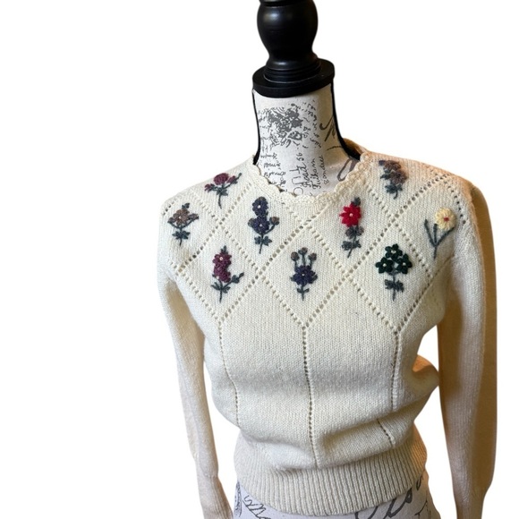 VINTAGE Woolrich Floral Embroidered Cream Sweater - Picture 3 of 14